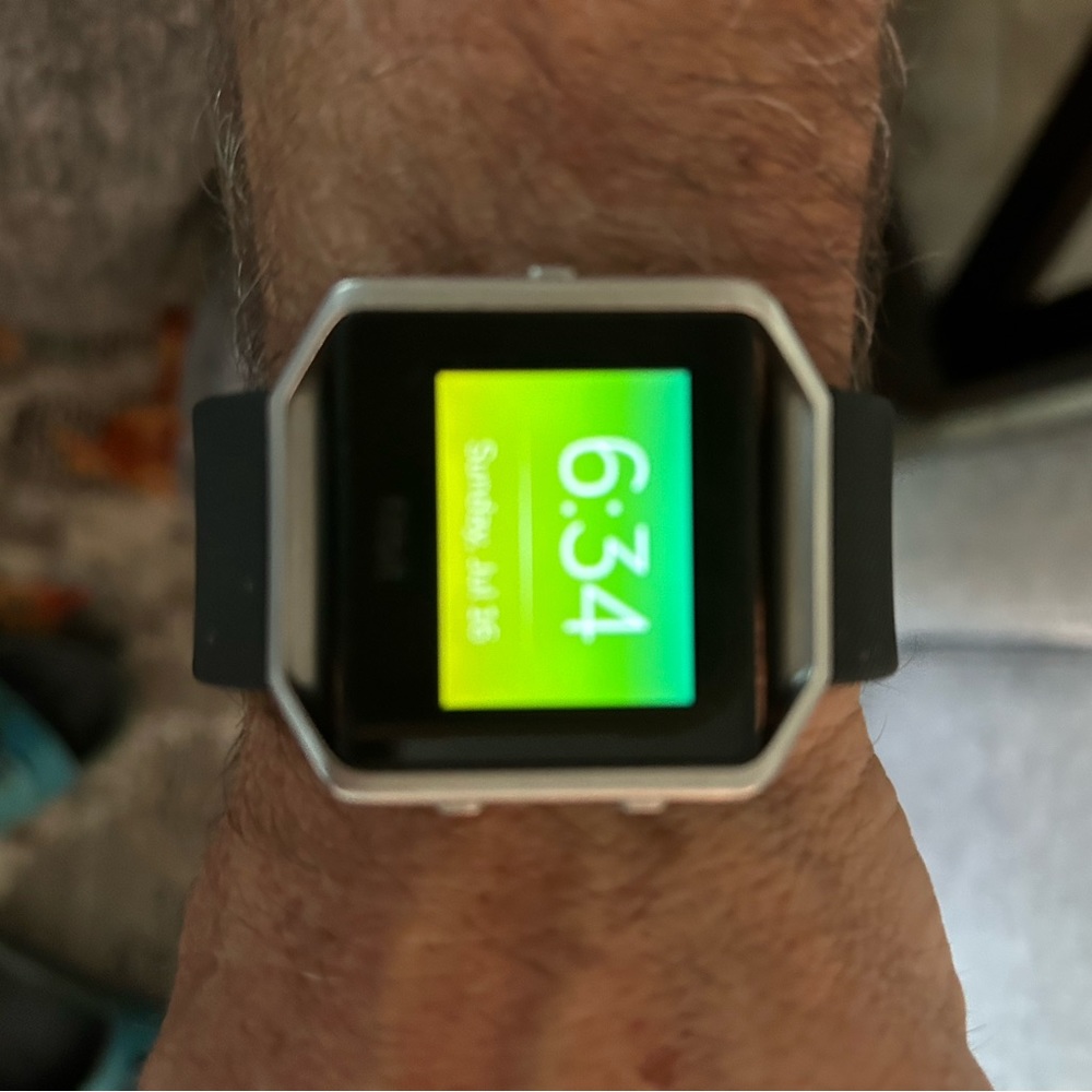 Fitbit Versa Smart Watch works great no scratches, get text messages